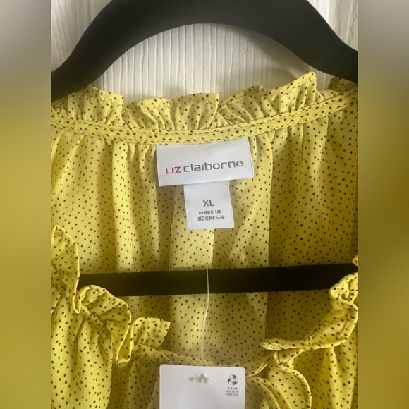 NWOT Liz Claiborne short sleeved blouse…nice yellow color…black dots…XL. - Picture 3 of 6